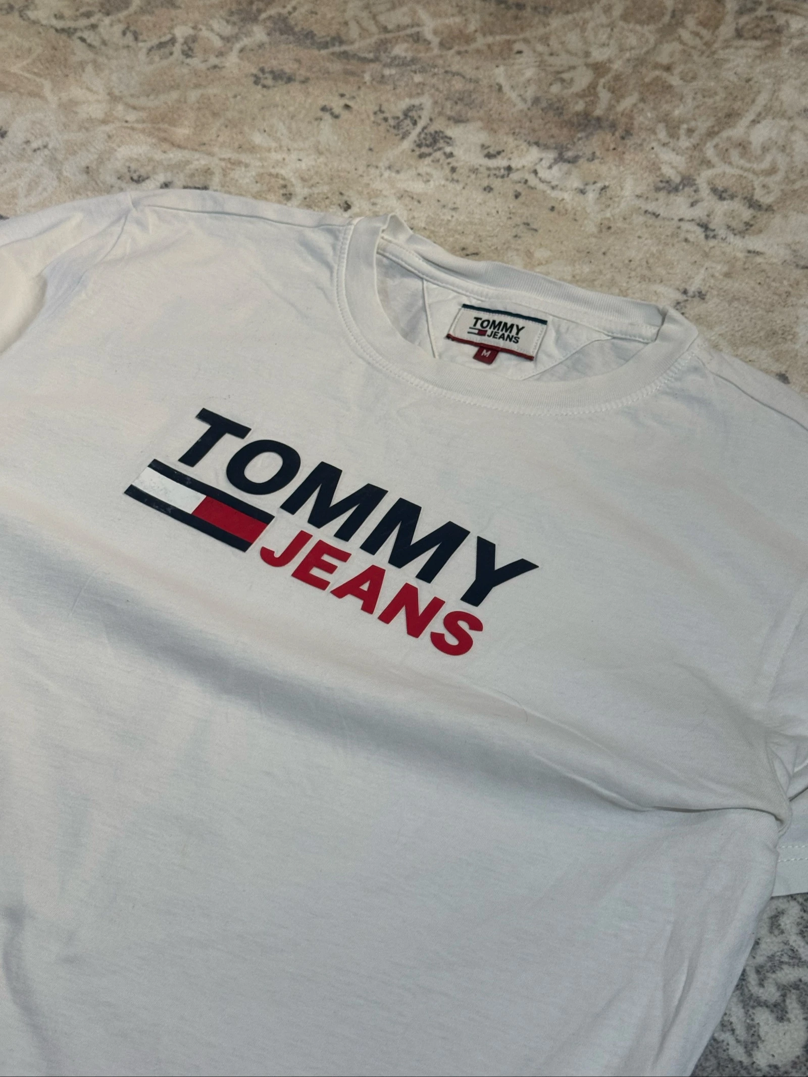 T-shirt Tommy Jeans blanc avec logo sur le devant – photo 2